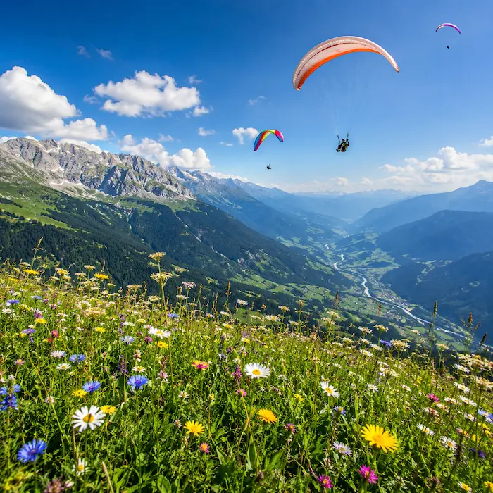 Steirische Landschaft mit Wiesen und Bergen